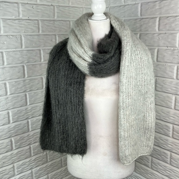 AERIE SCARF DARK GRAY AND LIGHT GRAY FUZZY KNIT ONE SIZE 22x80 NWOT - Picture 1 of 7
